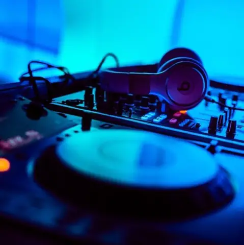 DJ Setup mit Lichttechnik für eine Hochzeit