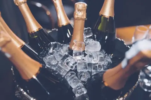 Champagnerempfang bei einer festlichen Hochzeit