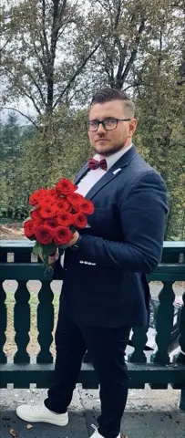Moderator mit Rosen bei einer Hochzeitsfeier