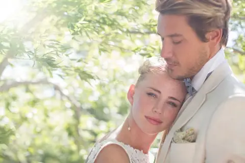 Brautpaar in emotionaler Umarmung bei einer Hochzeit mit eliXir EVENT