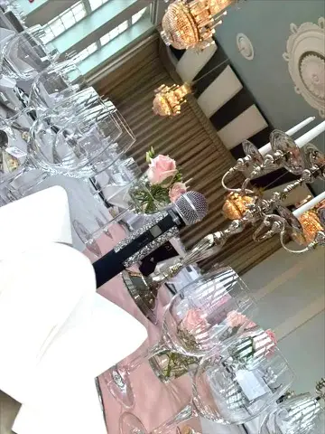 Hochzeitstafel mit Mikrofon für Reden und Moderation