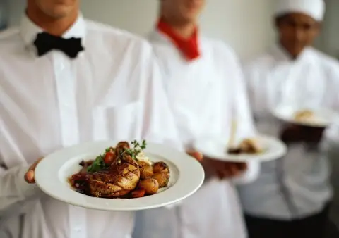 Fine Dining Gedeck für eine elegante Hochzeit