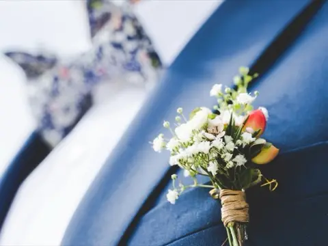 Ansteckblume als elegantes Hochzeitsdetail