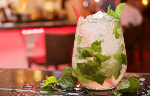 Cocktail Bar bei einer Hochzeitslocation