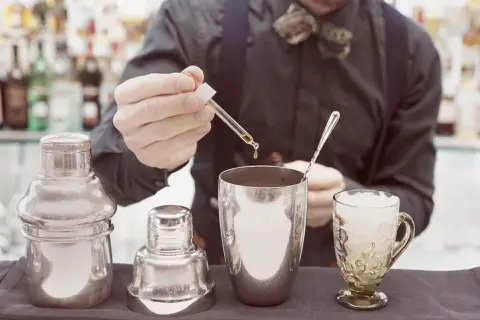 Cocktailzubereitung für Gäste einer Feier